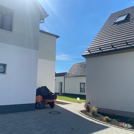 Modernes & Gepflegtes Hotelzimmer Mit Kueche! Bernstadt  Екстериор снимка
