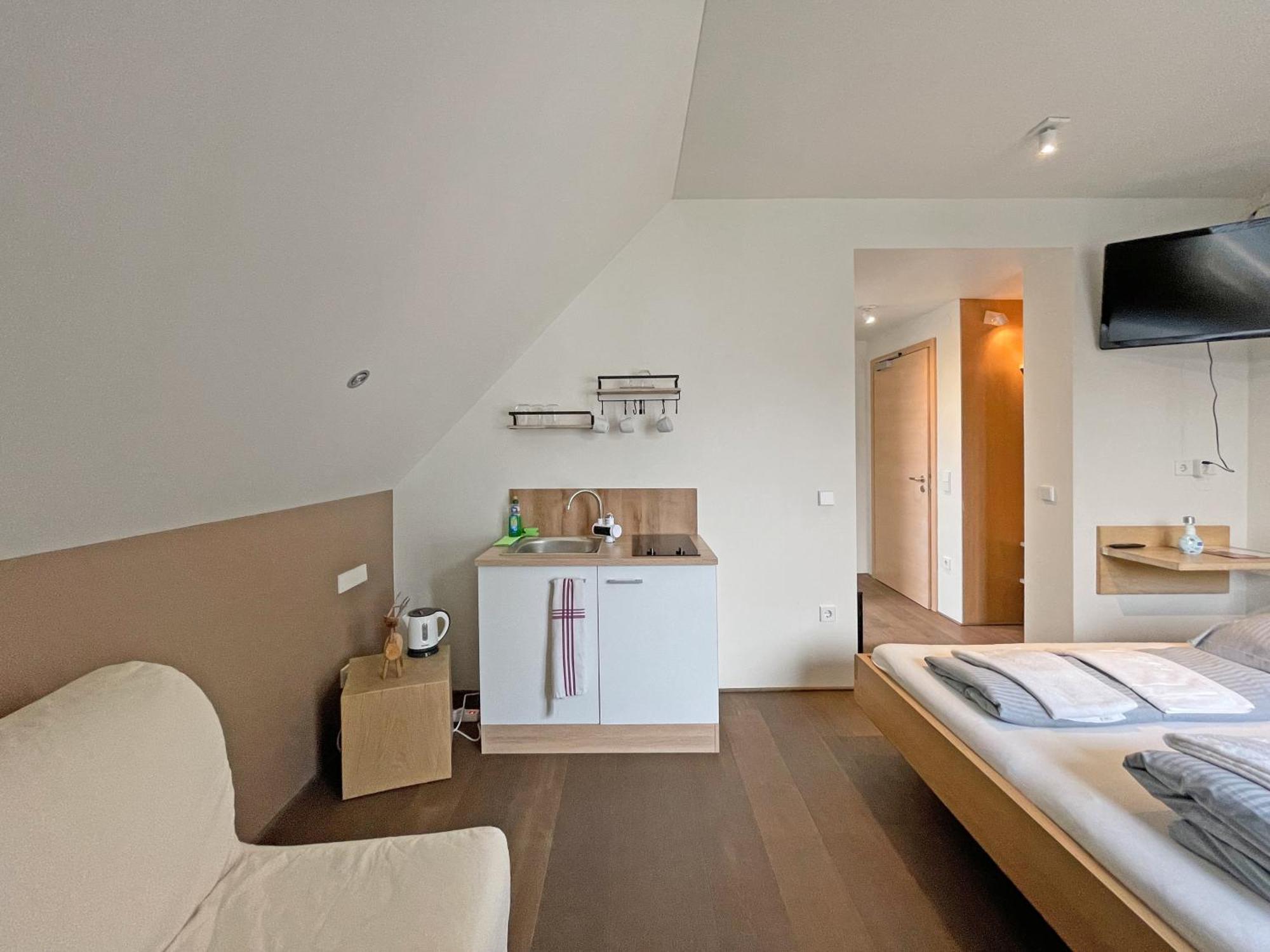 Modernes & Gepflegtes Hotelzimmer Mit Kueche! Bernstadt  Екстериор снимка