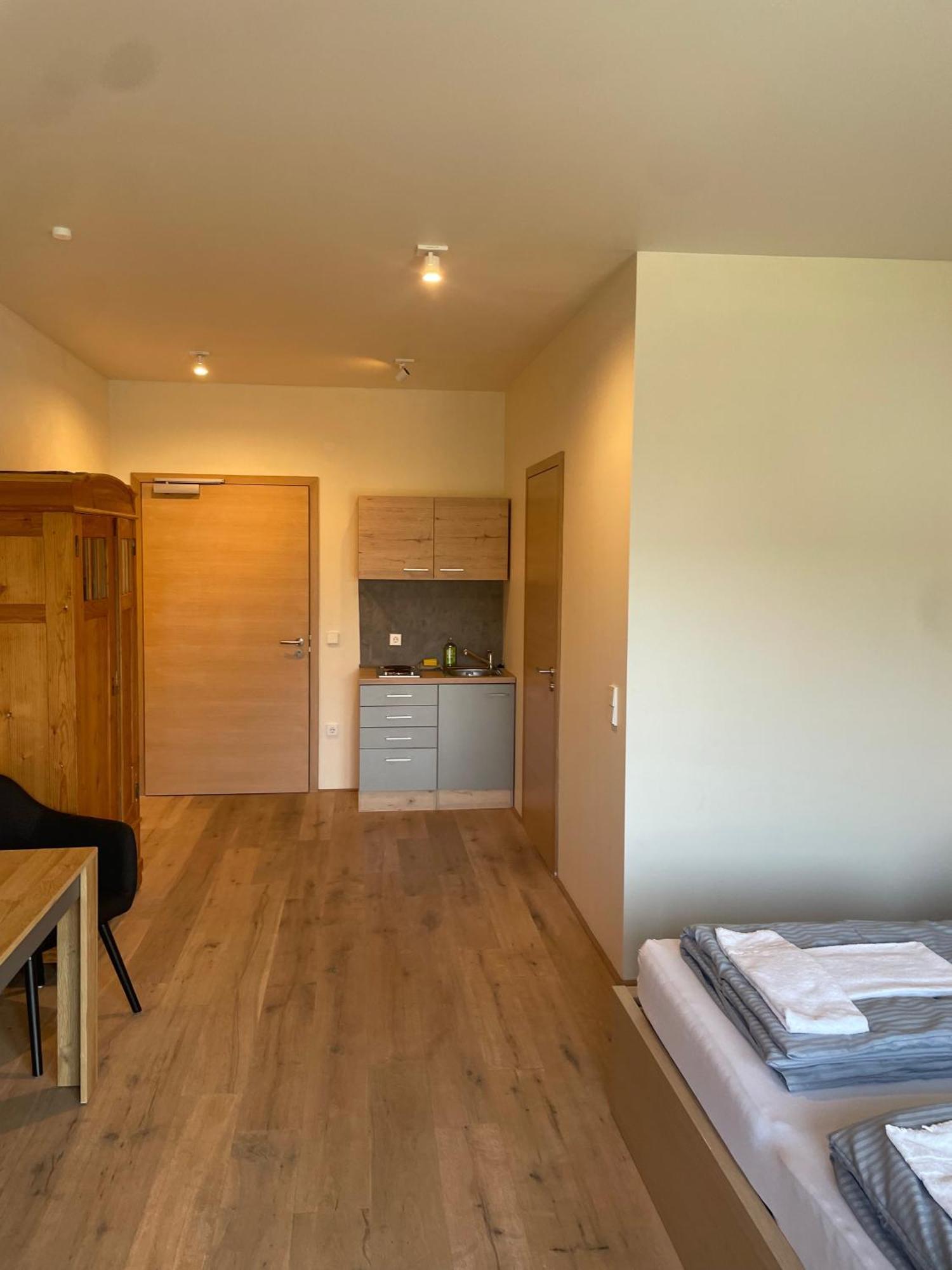 Modernes & Gepflegtes Hotelzimmer Mit Kueche! Bernstadt  Екстериор снимка