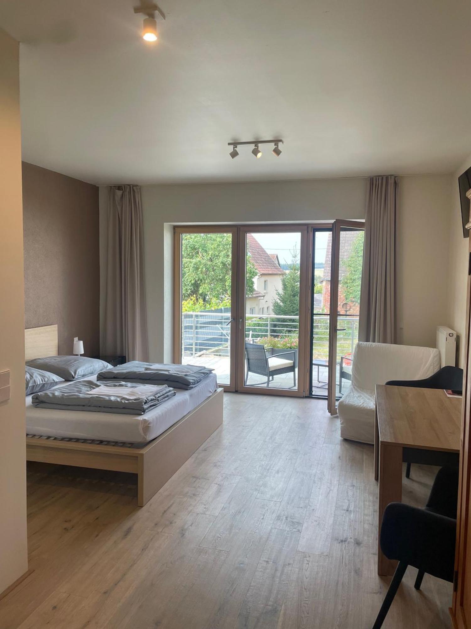 Modernes & Gepflegtes Hotelzimmer Mit Kueche! Bernstadt  Екстериор снимка